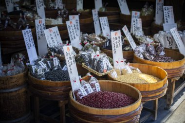 Kamakura, Japonya - 16 Şubat 2017: Fasulye deposu benzersiz Japon işareti plaka ile.