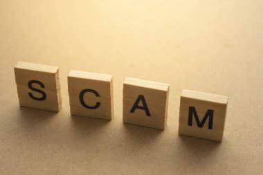 Ahşap plaka üzerinde aldatmaca mektup