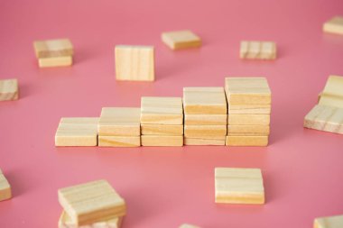 Ahşap blok merdiven gibi dizilmiş. Büyüme süreci için iş konsepti.