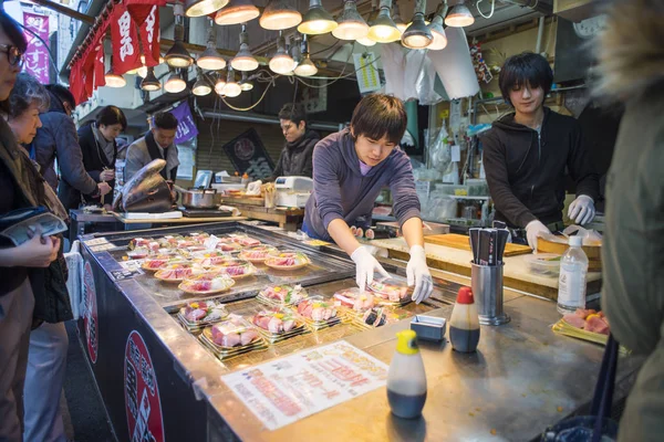Tokio Japón Febrero 2017 Las Personas Que Buscan Sushi Fresco —  Fotos de Stock