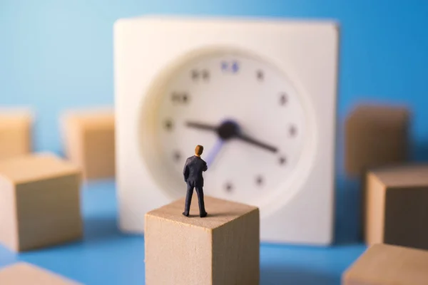 Empresário Atencioso Com Relógio Fundo Conceito Negócio Tempo — Fotografia de Stock