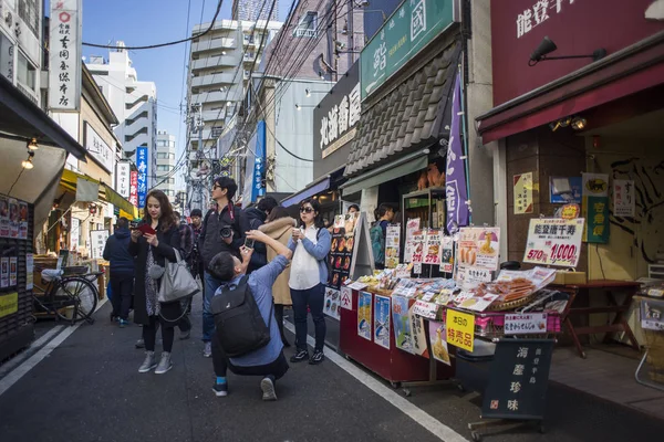 Tokyo, Japonya - 17 Şubat 2017: Tsukiji Balık pazarı. Belgili tanımlık çarşı dünyanın en büyük balık pazarı biridir.