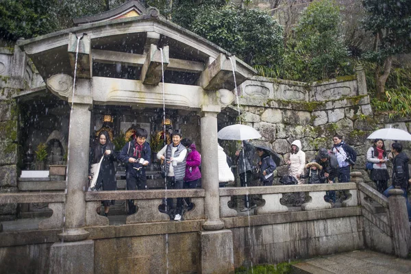 Kjóto Japonsko Února 2017 Fronta Lidi Pít Svěcenou Vodu Kiyomizu — Stock fotografie