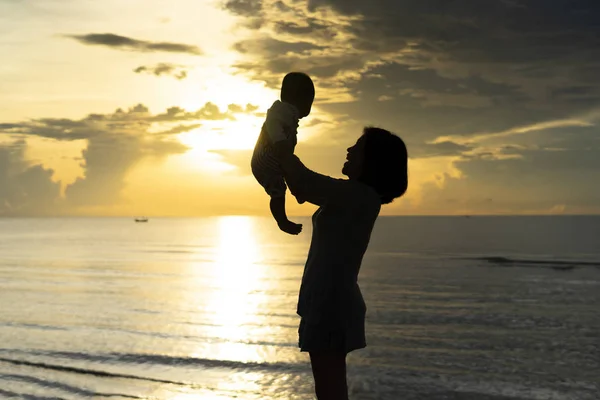 Maman Bébé Avec Lever Soleil Plage — Photo