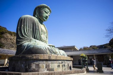 Kamakura Daibutsu mavi gökyüzü ile