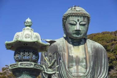 Kamakura Daibutsu mavi gökyüzü ile