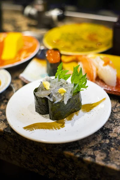 Bouchée de sushi à base de petite sardine appelée Shirasu . — Photo