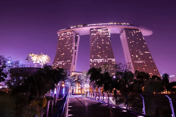 Marinabay Sands a Garden by Bay di notte . — Foto Stock