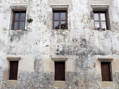 Ahşap pencere ve terk edilmiş binada