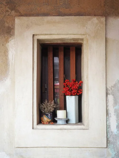 Деревянное Окно Украшенное Свечами Цветами Керамическими Вазами — стоковое фото