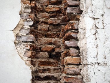 Kırık kırmızı eski duvar alanı olan tuğla