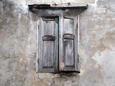 Terk edilmiş binada eski ahşap pencere