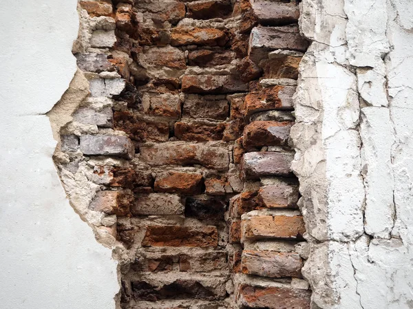 Kırık kırmızı eski duvar alanı olan tuğla