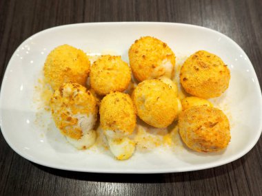 Lezzetli ev yapımı kızarmış peynir topları