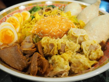 Yumurta noodle ile tatlı domuz, Wontons, balık topları, yumurta ve et ürünleri