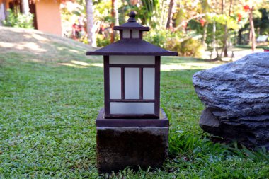 Bahçedeki eski Çin lamba