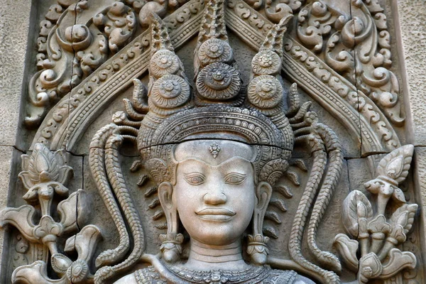 Şehir Parkı içinde duvardaki Khmer Tanrı'nın bir kumtaşı heykel