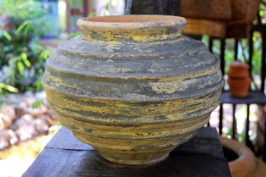 Ahşap masa üzerinde Antik toprak kap