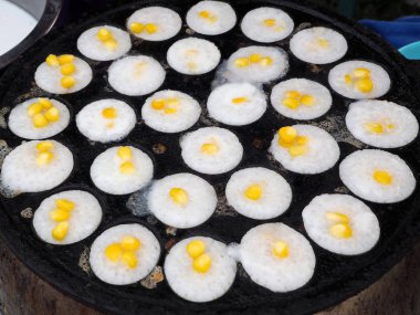 Otantik Tay tatlı - pirinç unu, Mısır, şeker ve Hindistan cevizi sütü yapılmış Hindistan cevizi Pancakes