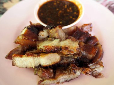 Baharatlı daldırma soslu lezzetli Tay Barbekü domuz pirzolası