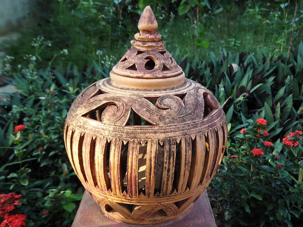 Gyönyörű Régi Hagyományos Pot Díszített Kertben — Stock Fotó