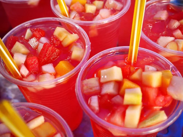 Närbild Kylning Färsk Sommarfrukt Punch Glasögon För Part — Stockfoto