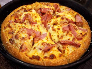 Lezzetli ev yapımı taze jambon ve peynirli Pizza