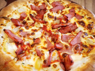 Lezzetli ev yapımı taze jambon ve peynirli Pizza