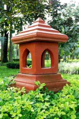 Şehir Parkı'nda Süslenmiş Geleneksel Kil Lamba