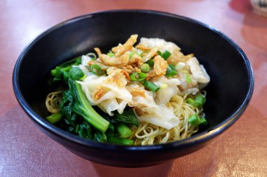 Wontons ve Sebze ile Çin Yumurta Erişte