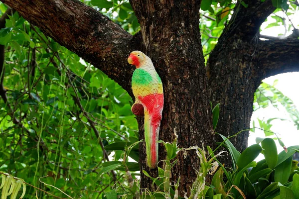 Colorida Estatua Loro Aire Libre Encaramada Una Rama Árbol Parque — Foto de Stock