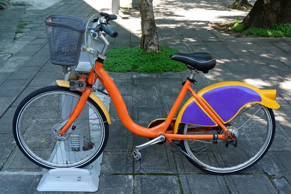 Orangefarbenes Stadtrad Und Fahrradständer Umweltfreundlicher Transport — Stockfoto
