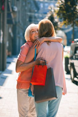 Sokakta kızına sarılarak alışveriş poşetleri ile mutlu emekli