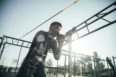 Kendine güvenen deneyimli Mma boksör spor sahasında yaptığı eğitim sırasında yumruk koyarak