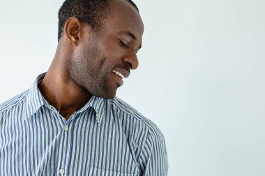 Çok olumlu. Beyaz arka plan aleyhine mutluluk ifade neşeli afro Amerikan adam Portresi