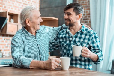 Aile bağları. Olumlu mutlu mutlu baba ve oğlu gülümseyerek ve birlikte vakit geçirirken birbirlerine bakarak