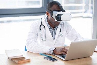 Meşgul arı. Yetkili uluslararası sağlık çalışanı tez yazarken masaya kollarını yaslanmış