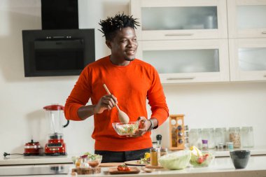 Salata kase ile ayakta gülümseyen adam bel kadar