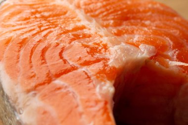 Islilmiş ve temiz görünümlü kırmızı balık filetomakro yakın görüntü