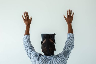 Sadece bul. Vr gözlük hoş bir afro Amerikan adam arka görünümü ve el ele tutuşarak