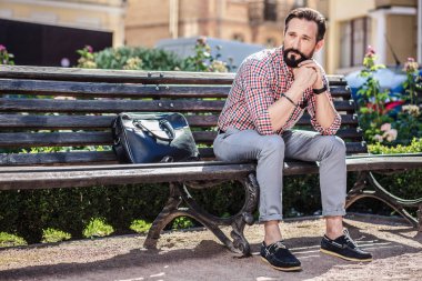 Mutsuz hissediyorum. Üzgün yetişkin adam başarısızlık yaşarken bankta oturan