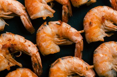 Gevrek kızarmış karides ile siyah yüzeyüzerinde ahşap çubukları n
