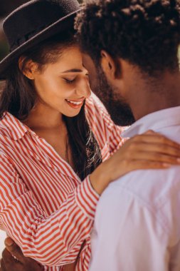 Gladsome genç kadın gözlerini kapatarak ve erkek arkadaşının omuzlarında ellerini koyarak