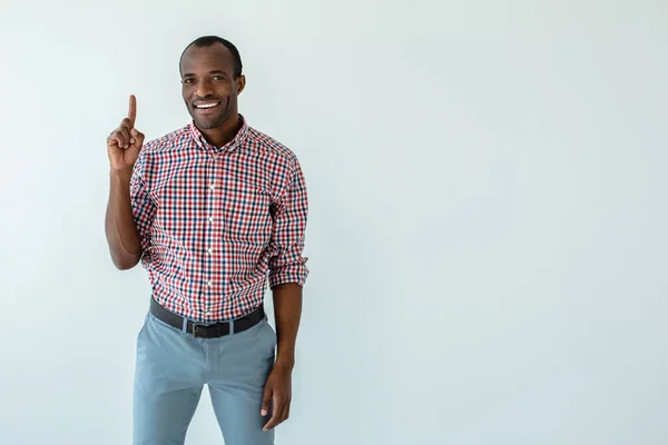 思い出せ白い背景に立ちながら推薦をする陽気な笑顔アフロアメリカ人男性 — ストック写真