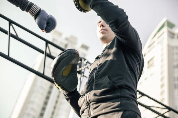 Zelfverzekerde Professionele Trainer Draagt Focus Wanten Terwijl Hij Zijn Bokser — Stockfoto