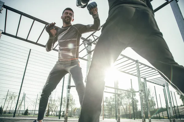 Vrolijke Enthousiaste Mma Boxer Die Bokshandschoenen Draagt Glimlacht Terwijl Hij — Stockfoto