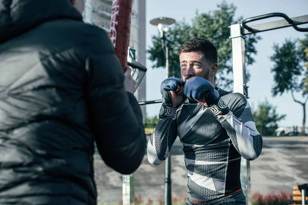 Geconcentreerde Jonge Bokser Staat Met Zijn Vuisten Omhoog Terwijl Hij — Stockfoto