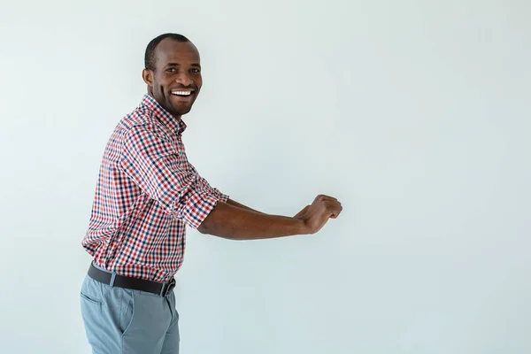 Κάνε Ευχάριστο Εύθυμος Όμορφος Αφροαμερικανός Άνθρωπος Μετακινώντας Καλάθι Λευκό Φόντο — Φωτογραφία Αρχείου