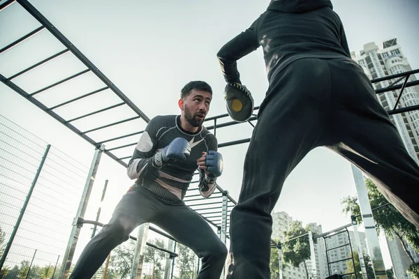 Boxeador Emocional Confiado Inclinándose Mirando Atentamente Los Guantes Enfoque Durante —  Fotos de Stock