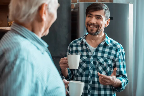 Ambiente Familiar Feliz Homem Encantado Positivo Segurando Uma Xícara Chá — Fotografia de Stock